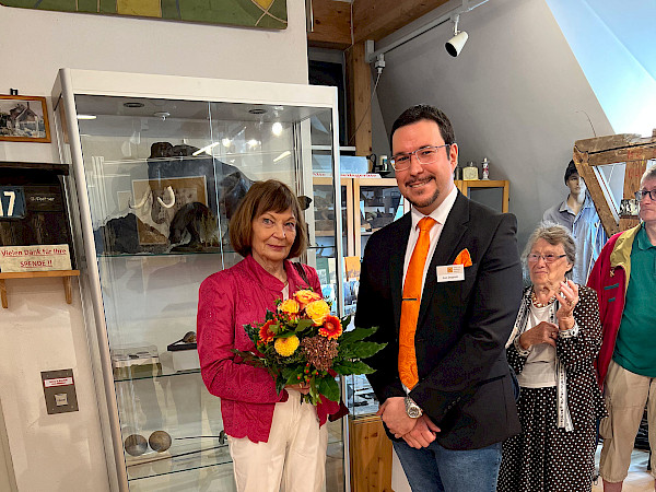 Der Vorsitzende Dr. Sven Deppisch bedankt sich bei Frau Jaumann für die Zurverfügungstellung der außergewöhnlichen Sammlung