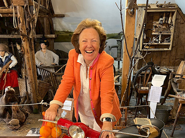 Beirätin Brigitte Böttger hat Spaß am Ausstellungsstück der alten italienischen Vespa