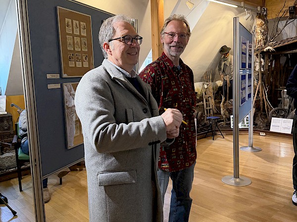 Auch der Referent für Ortsgeschichte des Gröbenzeller Gemeinderates lobte bei der Vernissage die Ausstellung. Auf dem Foto links Anton Kammerl, Gemeinderat und rechts Ernst Schindler großer Helfer beim Aufbau der Ausstellung.